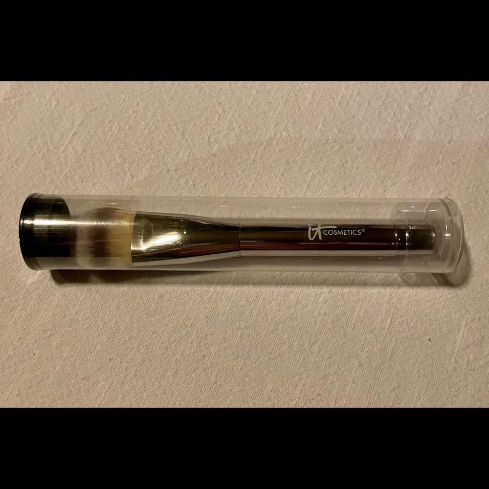 It cosmetics foundation brush